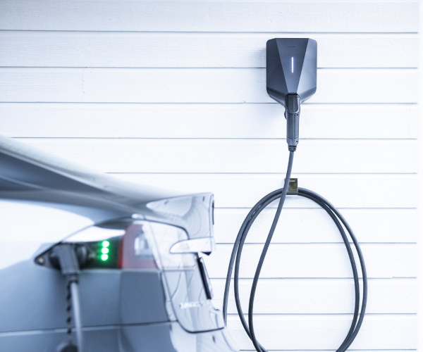 Laddbox installerad på vägg